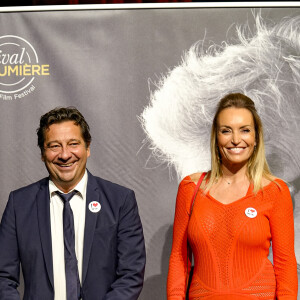 Laurent Gerra et sa femme Christelle Bardet - Photocall de la cérémonie de remise du Prix Lumière à W.Wenders à l'occasion de la 15ème Edition du Festival Lumière de Lyon. Le 20 octobre 2023 © Sandrine Thesillat / Panoramic / Bestimage