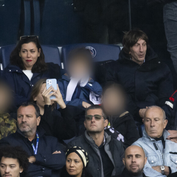 Olivia Ruiz, son fils Nino et son compagnon Nicolas Preschey, Philippe Katerine et ses deux enfants, Billy et Alfred en tribunes lors du match de football Ligue 1 Uber Eats opposant le Paris Saint-Germain (PSG) au Racing Club de Strasbourg Alsace (RCSA) au Parc des Princes à Paris, France, le 21 octobre 2023. Le PSG a gagné 3-0. © Cyril Moreau/Bestimage 