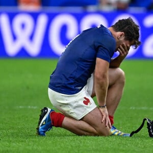 Des décisions qui ont eu de lourdes conséquences sur le résultat final puisque l'Afrique du Sud l'a emporté d'un petit point
 
Deception des joueurs de l'equipe de France en fin de match - Antoine Dupont ( 9 - France ) - - Coupe du Monde de Rugby France 2023 - Match de quart de finale "France-Afrique du Sud (28-29)" au Stade de France à Saint-Denis 15 octobre 2023.