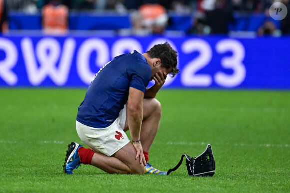 Des décisions qui ont eu de lourdes conséquences sur le résultat final puisque l'Afrique du Sud l'a emporté d'un petit point
 
Deception des joueurs de l'equipe de France en fin de match - Antoine Dupont ( 9 - France ) - - Coupe du Monde de Rugby France 2023 - Match de quart de finale "France-Afrique du Sud (28-29)" au Stade de France à Saint-Denis 15 octobre 2023.