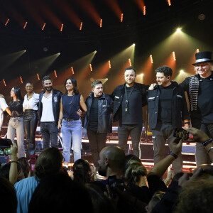 Exclusif - La troupe du spectacle musical "Les 10 Commandements, l'envie d'aimer" et les musiciens - Pascal Obispo en concert à La Seine Musicale à Boulogne-Billancourt, Paris. Le 19 octobre 2023 A la fin du concert, la troupe du spectacle "Les 10 Commandements, l'envie d'aimer" a rejoint Pascal Obispo sur scène. La troupe se produira à partir de mars 2024 partout en France © Coadic Guirec / Bestimage