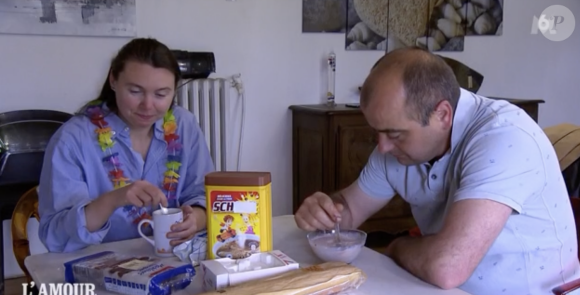 L'agriculteur fera notamment la connaissance du frère de sa bien-aimée, ce qui soulèvera des confidences sur le drame qu'il a vécu.
Charles en couple avec Véronique dans "L'amour est dans le pré", M6