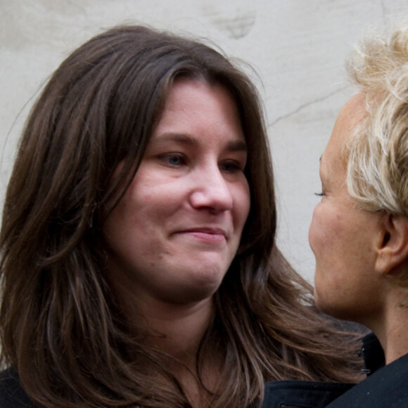 Lola Vogel et Renato, petits-enfants d'Annie Girardot, Muriel Robin et Bertrand Delanoe qui rend un hommage public a Annie Girardot via l'apposition d'une plaque commemorative au 4 rue du Foin dans le 3e arrondissement son dernier domicile. Le 8 mars 2013 