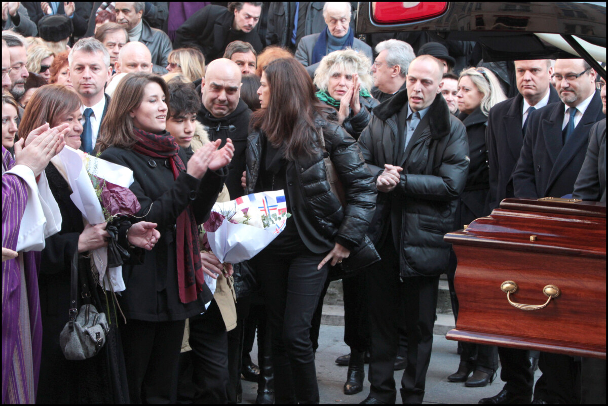 Photo : Sa fille Giulia Salvatori, son petit-fils Renato et sa petite fille  Lola Vogel - Obsèques dAnnie Girardot en léglise Saint Roch à Paris -  Purepeople