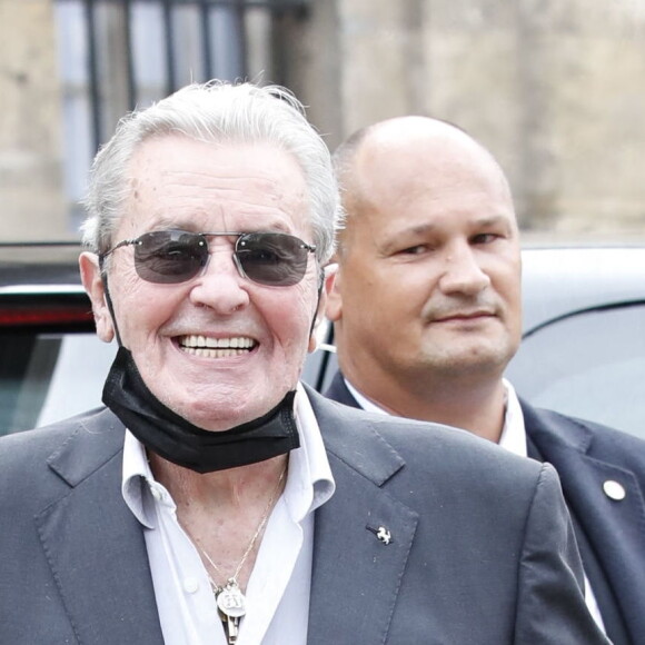 Alain Delon - Obsèques de Jean-Paul Belmondo en en l'église Saint-Germain-des-Prés, à Paris le 10 septembre 2021. © Cyril Moreau / Bestimage
