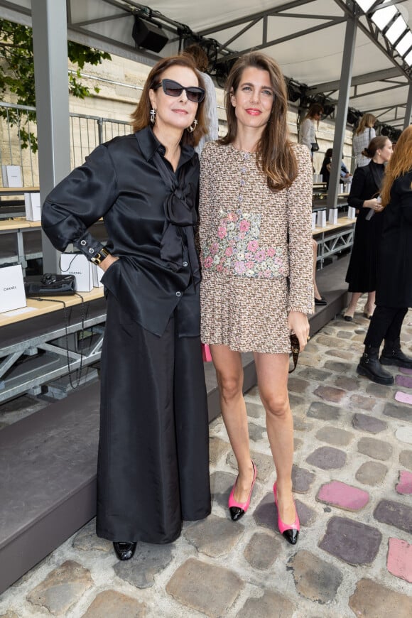 Carole Bouquet et Charlotte Casiraghi au front row du défilé de mode Chanel collection Haute Couture Automne/Hiver 2023/24 lors de la Fashion Week de Paris (PFW), à Paris, France, le 4 juillet 2023. © Borde-Rindoff/Bestimage 