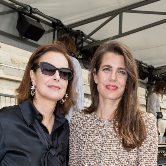 Carole Bouquet et Charlotte Casiraghi au front row du défilé de mode Chanel collection Haute Couture Automne/Hiver 2023/24 lors de la Fashion Week de Paris (PFW), à Paris, France, le 4 juillet 2023. © Borde-Rindoff/Bestimage 