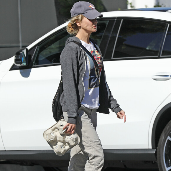 Exclusif - Renee Zellweger porte un t-shirt imprimé avec le visage de l'homme politique américain et défenseur des droits civils Elijah Cummings, décédé le 17 octobre 2019. Renee a commandé deux smoothies au café Jamba Juice avant de se rendre à un rendez-vous chez le médecin. Los Angeles, le 25 octobre 2019. 