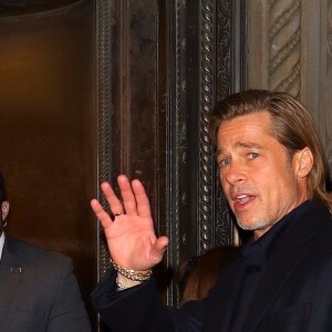Les mises en demeure et décisions de justice n'ont rien donné malheureusement. S'il a été condamné à lui verser plus de 500 000 euros, l'acteur n'a toujours rien fait
Brad Pitt arrive au "2020 National Board of Reviews Awards Gala" à New York, le 8 janvier 2020. 