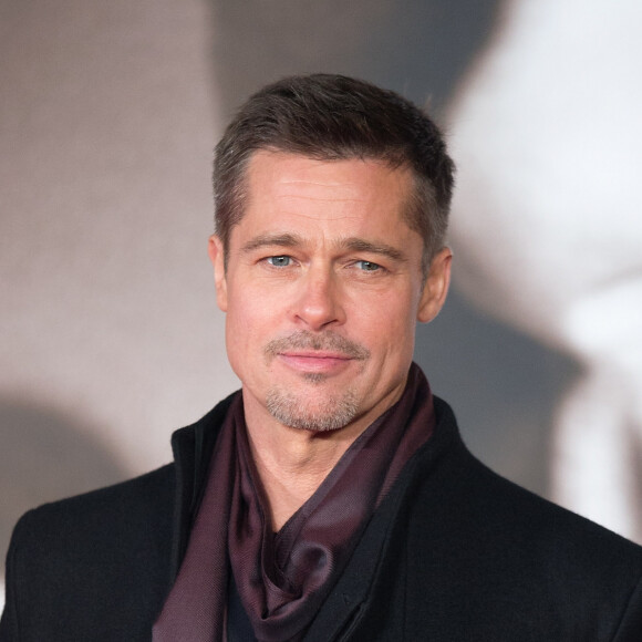 Laissant en difficulté l'artiste ayant dû faire une demande de RSA puisque se retrouvant sans revenu du jour au lendemain... 
Brad Pitt à la première de 'Alliés' ('Allied') aux cinémas Odeon à Leicester Square à Londres, le 21 novembre 2016 