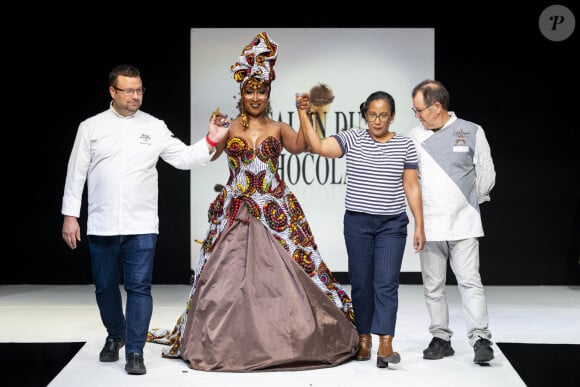 Le chocolatier Jean-Luc Decluzeau et Damien Vidal, créateur de Bille en Tête & la créatrice Michaëla Daniel-Thomas pour Kathshoppin Couture Modèle porté par Nadège Beausson-Diagne - Défilé d'ouverture du salon du chocolat 2023 à Paris porte de Versailles en faveur de l'association Mécénat Chirurgie Cardiaque le 27 octobre 2023. © Perusseau / Veeren / Bestimage 