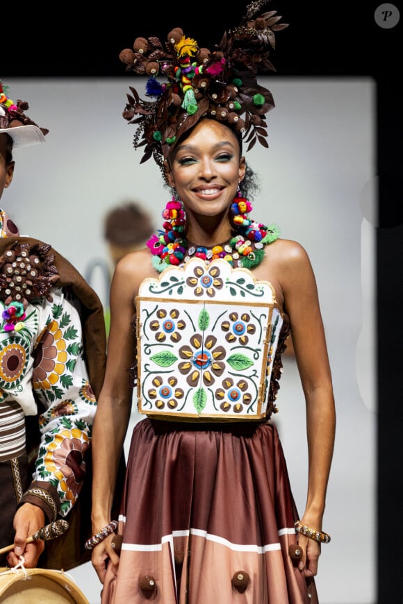 Christophe Bertrand et Nicolas Morin pour La Reine Astrid & le créateur Ricardo Dávila pour Promperú France Modèles portés par Ophély Mézino - Défilé d'ouverture du salon du chocolat 2023 à Paris porte de Versailles en faveur de l'association Mécénat Chirurgie Cardiaque le 27 octobre 2023. © Perusseau / Veeren / Bestimage 