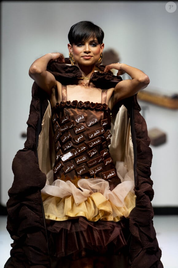 Le chef chocolatier Bernard Charles pour la maison Bateel & la créatrice Justine Croiser de l'Esmod Dubai Modèle porté par Eve Gilles - Défilé d'ouverture du salon du chocolat 2023 à Paris porte de Versailles en faveur de l'association Mécénat Chirurgie Cardiaque le 27 octobre 2023. © Perusseau / Veeren / Bestimage 