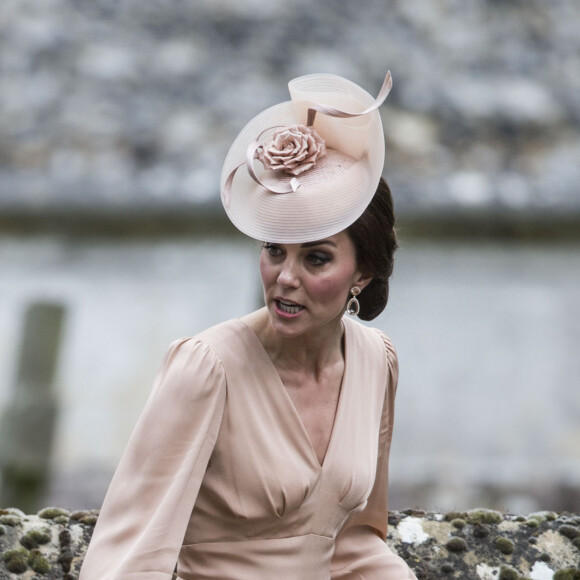 Ce n'est sûrement pas Inigo que Kate aurait donc choisi pour un garçon...
Catherine (Kate) Middleton, duchesse de Cambridge avec son fils le prince George de Cambridge et sa fille la princesse Charlotte de Cambridge - Mariage de P. Middleton et J. Matthew, en l'église St Mark Englefield, Berkshire, Royaume Uni, le 20 mai 2017. 