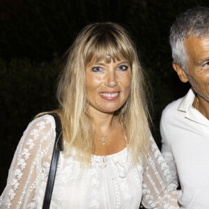 Exclusif - Nagui et sa femme Mélanie Page - Festival de Ramatuelle : Alain Souchon en concert le 11 août 2021. Alain Souchon, c'est d’abord, une longue carrière construite comme une suite d'échanges intimes avec son public qui lui a toujours témoigné confiance et attachement. Un regard à la fois bienveillant et lucide posé sur l'existence, une attitude d'éternel adolescent qui s'attarde à contempler, puis à questionner du haut de sa fragilité assumée notre société et ses paradoxes. Ici et là est une chanson écrite par ses 2 fils Ours et Pierre Souchon tirée de son 15ème album « âme fifties », récompensé aux victoires de la musique en 2020 évoque les inégalités entre Paris et la banlieue. Accompagné sur scène de guitares folk, de cuivres feutrés, Alain Souchon nous propose une ambiance délicate, joyeuse, entre copains de longue dates. © Cyril Bruneau / Festival de Ramatuelle / Bestimage  Exclusive - No web en Suisse / Belgique French singer Alain Souchon performs at Ramatuelle festival on august 11th 2021 