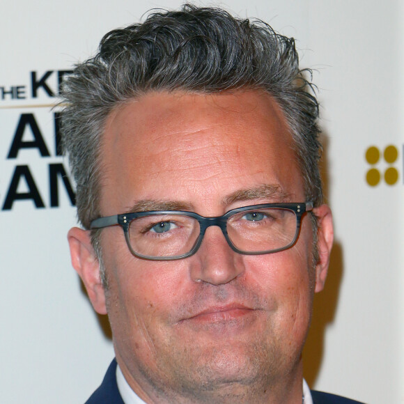Matthew Perry est décédé le 28 octobre 2023 à l'âge de 54 ans. Le comédien a été retrouvé à son domicile, noyé dans son jacuzzi.
Matthew Perry à la première de The Kennedys - After Camelot au Paley Center For Media à Beverly Hills