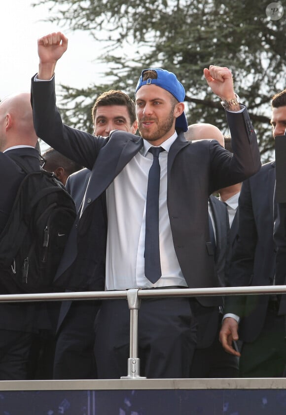 Jeremy Menez - Les joueurs du PSG quittent le Parc des Princes afin de celebrer leur titre de champions de la Ligue 1 de football avec leurs supporters sur la place du Trocadero a Paris le 13 mai 2013.