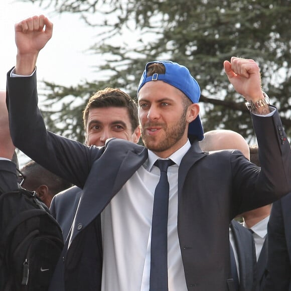 Jeremy Menez - Les joueurs du PSG quittent le Parc des Princes afin de celebrer leur titre de champions de la Ligue 1 de football avec leurs supporters sur la place du Trocadero a Paris le 13 mai 2013.
