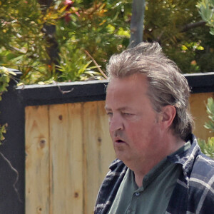 Une rumeur qui a été démentie par "People" après avoir mené l'enquête
Exclusif - Matthew Perry se promène en charmante compagnie dans son quartier de Los Angeles, le 3 mai 2022.