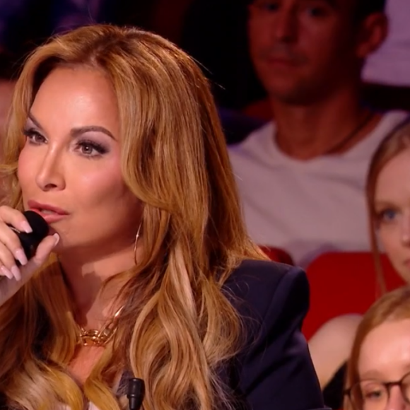 Hélène Ségara, très émue par la prestation du groupe "Les Soignant.e.s", fond en larmes dans "La France a un incroyable talent" sur M6.