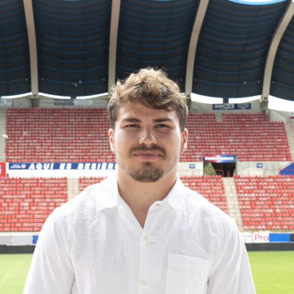 Antoine Dupont, capitaine de l’équipe de France, lors du Forum des Territoires positifs organisé par l’Institut de l'Economie Positive au stade de la Méditerranée Raoul Barriere, à Béziers, France, le 30 juin 2023. Dernière apparition publique d'Antoine Dupont et Fabien Galthié avant la coupe du Monde de Rugby qui aura lieu en France du 8 septembre au 28 octobre 2023. Plus de 300 personnes (déjà inscrites) vont se retrouver au stade Raoul Barrière de Béziers le 30 juin prochain, à l'occasion du Forum du sport positif. Organisé par L'Institut de l'Economie Positive, avec le concours de la ville de Béziers, ce forum a pour objectif de partager une vision croisée entre monde du sport et monde de l'entreprise. Animé par le journaliste Eric Revel, avec le soutien de Sud Radio, le forum accueillera notamment Fabien Galthié, sélectionneur de l'équipe de France de rugby, Antoine Dupont capitaine de l'équipe de France et du Stade Toulousain, LenaÏg Corson ancienne joueuse internationale de rugby, Bernard Laporte, ancien Ministre des Sports, et Franck Maciello, Directeur Technique National de l'arbitrage à la FFR. Ils seront entourés d'acteurs économiques impliqués dans le respect de l'environnement, en particulier Romain Trebuil, co-fondateur de la société Circle Sportswear. En grand témoin, le Forum accueillera également Philippe Guillard, réalisateur de cinéma qui vient de sortir « Pour l'honneur ». Ce film sera en projection libre le 29 juin. A cette occasion, l'Institut de l'Economie Positive présentera un sondage réalisé en partenariat avec la société Novamétrie, sur les attentes des jeunes générations (18-40 ans) vis-à-vis des entreprises et des collectivités locales. Ce forum sera la dernière opportunité de rencontrer Antoine Dupont et Fabien Galthié qui dès le 2 juillet participeront au rassemblement de l'équipe de France qui les emmènera jusqu'au 8 septembre date de l'ouverture de la Coupe du monde de Rugby. Lors de ce forum un point presse sera organisé sur inscription. © Valentina Claret/Panoramic/Bestimage 