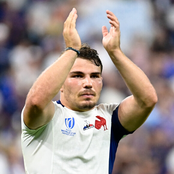 Remerciements des joueurs de l'equipe de France aux supporters - Antoine Dupont ( 9 - France ) - - Match d'ouverture de la coupe du monde de Rugby : La France l'emporte 27 à 13 face à la Nouvelle Zélande (All Blacks) au Stade de France à Saint-Denis le 8 septembre 2023. © Federico Pestellini / Panoramic / Bestimage  Opening match of the Rugby World Cup: France wins 27-13 against New Zealand (All Blacks) at the Stade de France in Saint-Denis on 8 September 2023. 