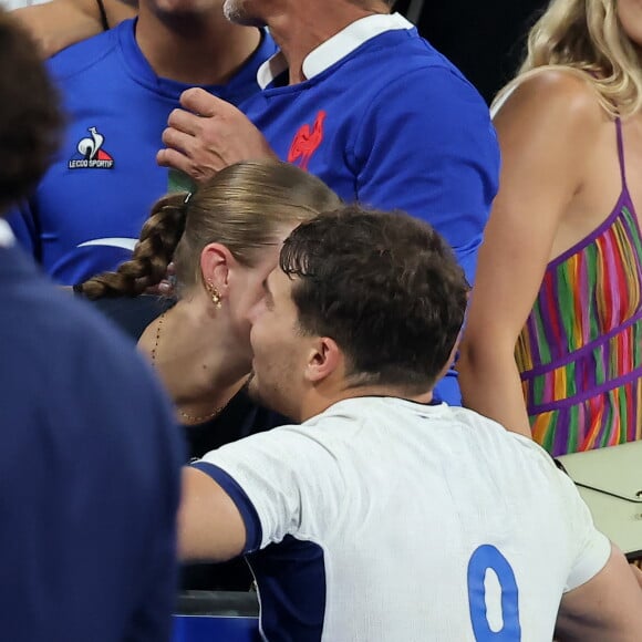 Antoine Dupont - Les joueurs défilent sur le terrain avant le match d'ouverture de la Coupe du Monde de Rugby France 2023 : match de la Poule A entre la France et la Nouvelle-Zélande au Stade de France à Saint-Denis le 8 septembre 2023. © Dominique Jacovides / Bestimage 
