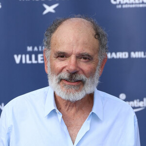 Pour la troisième fois, la cinéaste dirige l'homme qui partage sa vie. Une situation qui ne semble pas créer la moindre tension, bien au contraire, comme il le confie dans "Gala".
Jean-Pierre Darroussin sur le tapis bleu de la 16e édition du festival du film francophone de Angoulême le 23 août 2023. © Coadic Guirec / Bestimage