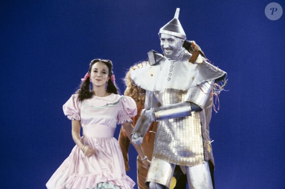 Archives - En France, à Paris, sur le plateau, déguisés en personnages du MAGICIEN D'OZ, Ariane Carletti et François Corbier en novembre 1991