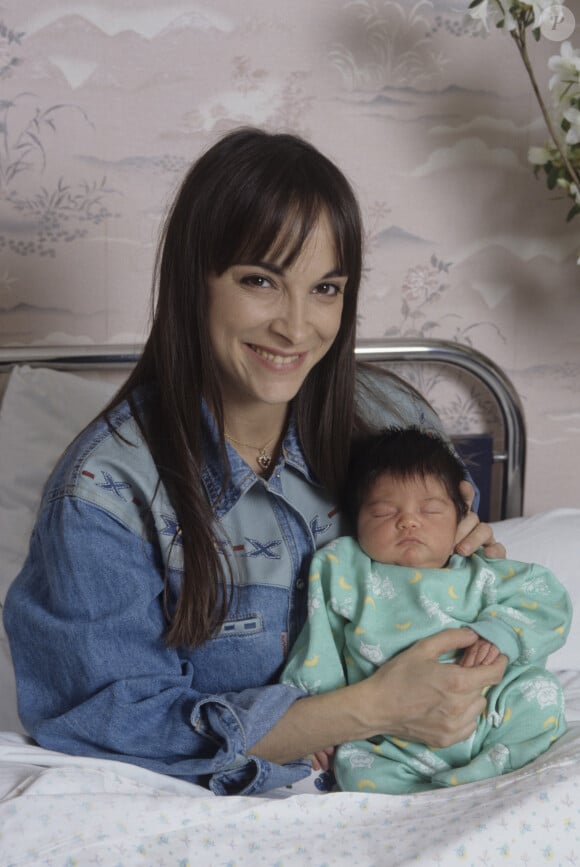 Archives - En France, à Paris, Ariane Carletti avec sa fille Éléonore dans sa chambre de la maternité le 31 mars 1994.