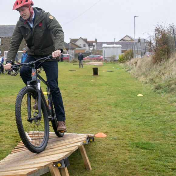 Kate et William se sont lancés dans le parcours VTT proposé par Outfit Moray, l'association à laquelle ils rendaient visite qui organise des activités de plein air pour les enfants
Le prince William, prince de Galles, et Catherine (Kate) Middleton, princesse de Galles, visitent Outfit Moray, une organisation caritative primée à Moray (Ecosse), le 2 novembre 2023. Connus sous le nom de duc et duchesse de Rothesay lorsqu'ils sont en Écosse, visitent cet organisme qui propose des programmes d'apprentissage en plein air et d'activités d'aventure qui changent la vie des jeunes de Moray, en Écosse. 