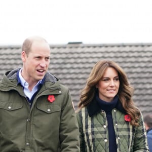 Le couple avait profité des vacances scolaires pour faire un break avec leurs 3 enfants (George, 10 ans, Charlotte, 8 ans et Louis, 5 ans)
Le prince William, prince de Galles, et Catherine (Kate) Middleton, princesse de Galles, visitent Outfit Moray, une organisation caritative primée à Moray (Ecosse), le 2 novembre 2023. Connus sous le nom de duc et duchesse de Rothesay lorsqu'ils sont en Écosse, visitent cet organisme qui propose des programmes d'apprentissage en plein air et d'activités d'aventure qui changent la vie des jeunes de Moray, en Écosse. 