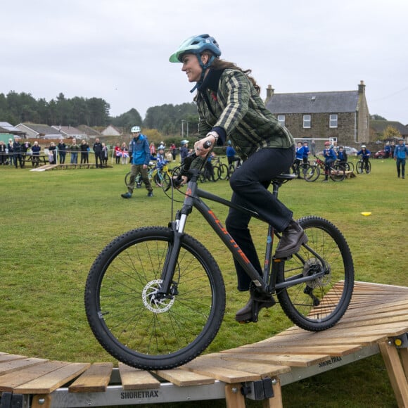 Le prince William, prince de Galles, et Catherine (Kate) Middleton, princesse de Galles, visitent Outfit Moray, une organisation caritative primée à Moray (Ecosse), le 2 novembre 2023. Connus sous le nom de duc et duchesse de Rothesay lorsqu'ils sont en Écosse, visitent cet organisme qui propose des programmes d'apprentissage en plein air et d'activités d'aventure qui changent la vie des jeunes de Moray, en Écosse. 