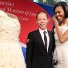 Michelle Obama et le styliste Jason Wu lors de sa visite au musée des Premières dames à Washington le 9 mars 2010