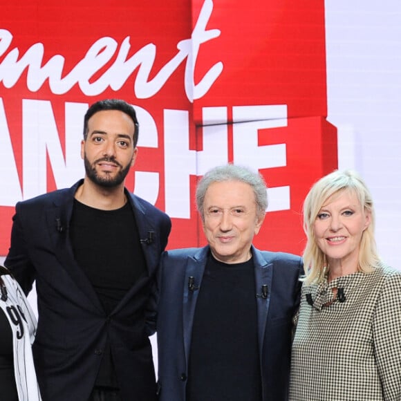 Exclusif - Emmanuel Chaunu, Lola Ces, Tarek Boudali, Michel Drucker, Chantal Ladesou, Marie Facundo et Mélodie Molinaro - Enregistrement de l'émission Vivement dimanche au studio Gabriel, présentée par M.Drucker et diffusée sur France 3 le 05 novembre 2023. © Guillaume Gaffiot / Bestimage