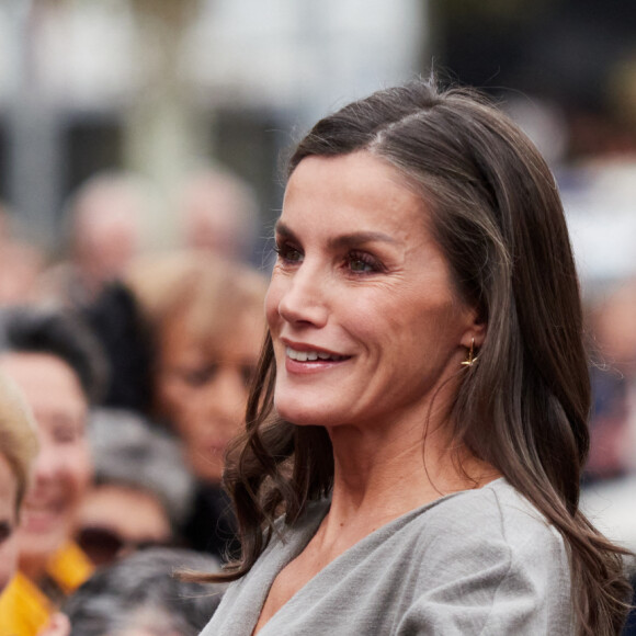 La reine Letizia d'Espagne participe à la 23ème édition du Festival du Film Opera Prima au cinéma Moncayo à Tudela, le 3 novembre 2023. Au cours de la cérémonie, un hommage a été rendu au cinéaste espagnol, C.Saura, disparu le 10 février 2023, avec la projection du film "La Chasse" (Ours d'argent du meilleur réalisateur au festival de Berlin en 1966). En 2021, le festival Tudela a inauguré une section parallèle dont la vocation est de rapprocher les étudiants des grandes figures du cinéma espagnol et d'exalter la valeur de regarder un film espagnol classique dans une salle de cinéma, c'est pourquoi la majorité du public de l'événement est étudiant. Le programme officiel de la 23ème édition du festival comprend sept films en compétition, une série d'avant-premières et la projection du film de clôture "Amigos hasta la muerte" réalisé par J.Veiga. 