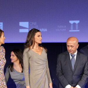 Pour assister à la 23ème édition du festival du Film Opera Prima à Tudela
La reine Letizia d'Espagne participe à la 23ème édition du Festival du Film Opera Prima au cinéma Moncayo à Tudela, le 3 novembre 2023. Au cours de la cérémonie, un hommage a été rendu au cinéaste espagnol, C.Saura, disparu le 10 février 2023, avec la projection du film "La Chasse" (Ours d'argent du meilleur réalisateur au festival de Berlin en 1966). En 2021, le festival Tudela a inauguré une section parallèle dont la vocation est de rapprocher les étudiants des grandes figures du cinéma espagnol et d'exalter la valeur de regarder un film espagnol classique dans une salle de cinéma, c'est pourquoi la majorité du public de l'événement est étudiant. Le programme officiel de la 23ème édition du festival comprend sept films en compétition, une série d'avant-premières et la projection du film de clôture "Amigos hasta la muerte" réalisé par J.Veiga. 