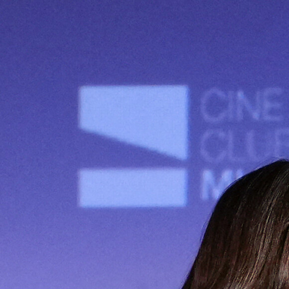 La reine Letizia d'Espagne participe à la 23ème édition du Festival du Film Opera Prima au cinéma Moncayo à Tudela, le 3 novembre 2023. Au cours de la cérémonie, un hommage a été rendu au cinéaste espagnol, C.Saura, disparu le 10 février 2023, avec la projection du film "La Chasse" (Ours d'argent du meilleur réalisateur au festival de Berlin en 1966). En 2021, le festival Tudela a inauguré une section parallèle dont la vocation est de rapprocher les étudiants des grandes figures du cinéma espagnol et d'exalter la valeur de regarder un film espagnol classique dans une salle de cinéma, c'est pourquoi la majorité du public de l'événement est étudiant. Le programme officiel de la 23ème édition du festival comprend sept films en compétition, une série d'avant-premières et la projection du film de clôture "Amigos hasta la muerte" réalisé par J.Veiga. 