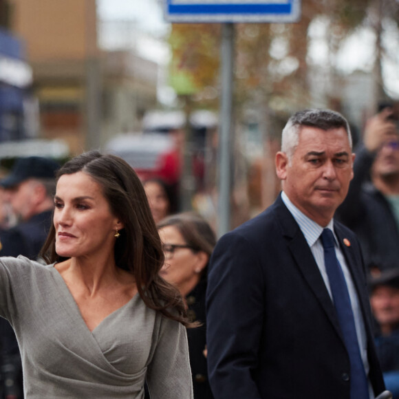 La reine Letizia d'Espagne participe à la 23ème édition du Festival du Film Opera Prima au cinéma Moncayo à Tudela, le 3 novembre 2023. Au cours de la cérémonie, un hommage a été rendu au cinéaste espagnol, C.Saura, disparu le 10 février 2023, avec la projection du film "La Chasse" (Ours d'argent du meilleur réalisateur au festival de Berlin en 1966). En 2021, le festival Tudela a inauguré une section parallèle dont la vocation est de rapprocher les étudiants des grandes figures du cinéma espagnol et d'exalter la valeur de regarder un film espagnol classique dans une salle de cinéma, c'est pourquoi la majorité du public de l'événement est étudiant. Le programme officiel de la 23ème édition du festival comprend sept films en compétition, une série d'avant-premières et la projection du film de clôture "Amigos hasta la muerte" réalisé par J.Veiga. 