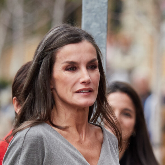 La reine Letizia d'Espagne participe à la 23ème édition du Festival du Film Opera Prima au cinéma Moncayo à Tudela, le 3 novembre 2023. Au cours de la cérémonie, un hommage a été rendu au cinéaste espagnol, C.Saura, disparu le 10 février 2023, avec la projection du film "La Chasse" (Ours d'argent du meilleur réalisateur au festival de Berlin en 1966). En 2021, le festival Tudela a inauguré une section parallèle dont la vocation est de rapprocher les étudiants des grandes figures du cinéma espagnol et d'exalter la valeur de regarder un film espagnol classique dans une salle de cinéma, c'est pourquoi la majorité du public de l'événement est étudiant. Le programme officiel de la 23ème édition du festival comprend sept films en compétition, une série d'avant-premières et la projection du film de clôture "Amigos hasta la muerte" réalisé par J.Veiga. 