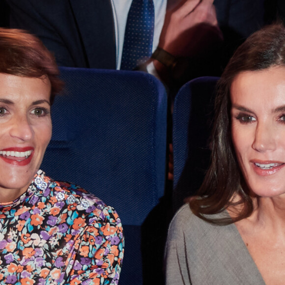 La reine Letizia d'Espagne participe à la 23ème édition du Festival du Film Opera Prima au cinéma Moncayo à Tudela, le 3 novembre 2023. Au cours de la cérémonie, un hommage a été rendu au cinéaste espagnol, C.Saura, disparu le 10 février 2023, avec la projection du film "La Chasse" (Ours d'argent du meilleur réalisateur au festival de Berlin en 1966). En 2021, le festival Tudela a inauguré une section parallèle dont la vocation est de rapprocher les étudiants des grandes figures du cinéma espagnol et d'exalter la valeur de regarder un film espagnol classique dans une salle de cinéma, c'est pourquoi la majorité du public de l'événement est étudiant. Le programme officiel de la 23ème édition du festival comprend sept films en compétition, une série d'avant-premières et la projection du film de clôture "Amigos hasta la muerte" réalisé par J.Veiga. 