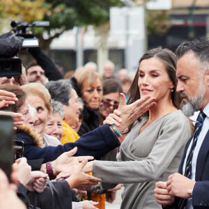 Un choix qui a fait sensation auprès de la foule venue la saluer
La reine Letizia d'Espagne participe à la 23ème édition du Festival du Film Opera Prima au cinéma Moncayo à Tudela, le 3 novembre 2023. Au cours de la cérémonie, un hommage a été rendu au cinéaste espagnol, C.Saura, disparu le 10 février 2023, avec la projection du film "La Chasse" (Ours d'argent du meilleur réalisateur au festival de Berlin en 1966). En 2021, le festival Tudela a inauguré une section parallèle dont la vocation est de rapprocher les étudiants des grandes figures du cinéma espagnol et d'exalter la valeur de regarder un film espagnol classique dans une salle de cinéma, c'est pourquoi la majorité du public de l'événement est étudiant. Le programme officiel de la 23ème édition du festival comprend sept films en compétition, une série d'avant-premières et la projection du film de clôture "Amigos hasta la muerte" réalisé par J.Veiga. 