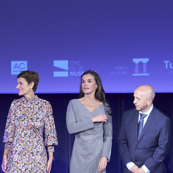La reine Letizia d'Espagne participe à la 23ème édition du Festival du Film Opera Prima au cinéma Moncayo à Tudela, le 3 novembre 2023. Au cours de la cérémonie, un hommage a été rendu au cinéaste espagnol, C.Saura, disparu le 10 février 2023, avec la projection du film "La Chasse" (Ours d'argent du meilleur réalisateur au festival de Berlin en 1966). En 2021, le festival Tudela a inauguré une section parallèle dont la vocation est de rapprocher les étudiants des grandes figures du cinéma espagnol et d'exalter la valeur de regarder un film espagnol classique dans une salle de cinéma, c'est pourquoi la majorité du public de l'événement est étudiant. Le programme officiel de la 23ème édition du festival comprend sept films en compétition, une série d'avant-premières et la projection du film de clôture "Amigos hasta la muerte" réalisé par J.Veiga. 