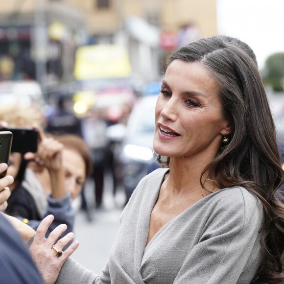 Bain de foule pour la reine Letizia d'Espagne avant de participer à la 23ème édition du Festival du Film Opera Prima au cinéma Moncayo à Tudela, le 3 novembre 2023. Au cours de la cérémonie, un hommage a été rendu au cinéaste espagnol, C.Saura, disparu le 10 février 2023, avec la projection du film "La Chasse" (Ours d'argent du meilleur réalisateur au festival de Berlin en 1966). En 2021, le festival Tudela a inauguré une section parallèle dont la vocation est de rapprocher les étudiants des grandes figures du cinéma espagnol et d'exalter la valeur de regarder un film espagnol classique dans une salle de cinéma, c'est pourquoi la majorité du public de l'événement est étudiant. Le programme officiel de la 23ème édition du festival comprend sept films en compétition, une série d'avant-premières et la projection du film de clôture "Amigos hasta la muerte" réalisé par J.Veiga. 
