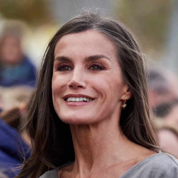Letizia d'Espagne a osé !
La reine Letizia d'Espagne participe à la 23ème édition du Festival du Film Opera Prima au cinéma Moncayo à Tudela. Au cours de la cérémonie, un hommage a été rendu au cinéaste espagnol, C.Saura avec la projection du film "La Chasse". Le festival Tudela a inauguré une section parallèle dont la vocation est de rapprocher les étudiants des grandes figures du cinéma espagnol et d'exalter la valeur de regarder un film espagnol classique dans une salle de cinéma, c'est pourquoi la majorité du public de l'événement est étudiant. Le programme officiel de la 23ème édition du festival comprend sept films en compétition, une série d'avant-premières et la projection du film de clôture "Amigos hasta la muerte" réalisé par J.Veiga. 