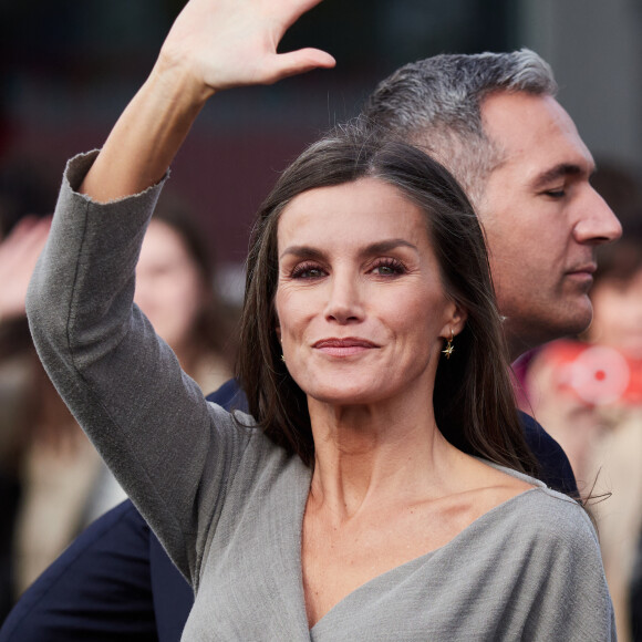 La reine Letizia d'Espagne participe à la 23ème édition du Festival du Film Opera Prima au cinéma Moncayo à Tudela, le 3 novembre 2023. Au cours de la cérémonie, un hommage a été rendu au cinéaste espagnol, C.Saura, disparu le 10 février 2023, avec la projection du film "La Chasse" (Ours d'argent du meilleur réalisateur au festival de Berlin en 1966). En 2021, le festival Tudela a inauguré une section parallèle dont la vocation est de rapprocher les étudiants des grandes figures du cinéma espagnol et d'exalter la valeur de regarder un film espagnol classique dans une salle de cinéma, c'est pourquoi la majorité du public de l'événement est étudiant. Le programme officiel de la 23ème édition du festival comprend sept films en compétition, une série d'avant-premières et la projection du film de clôture "Amigos hasta la muerte" réalisé par J.Veiga. 