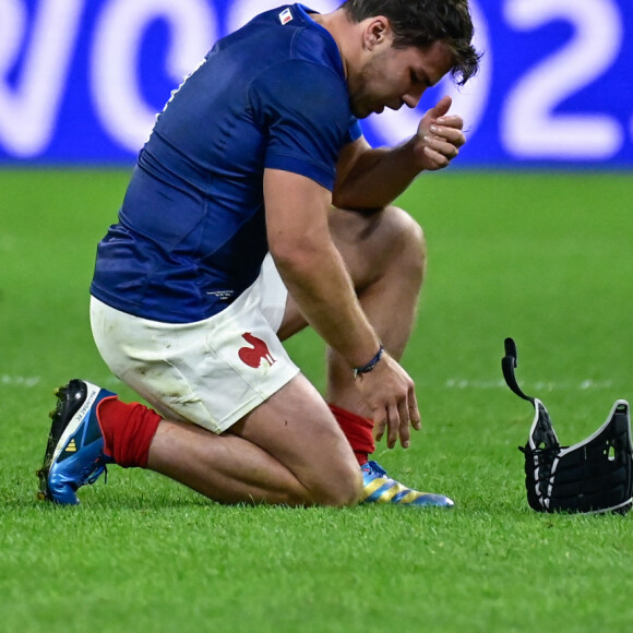 Deception des joueurs de l'equipe de France en fin de match - Antoine Dupont ( 9 - France ) - - Coupe du Monde de Rugby France 2023 - Match de quart de finale "France-Afrique du Sud (28-29)" au Stade de France à Saint-Denis 15 octobre 2023. 