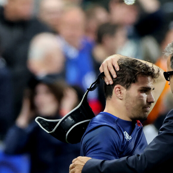 Un échec très difficile à digérer
Antoine Dupont, Fabien Galthié - Coupe du Monde de Rugby France 2023 - Match de quart de finale "France-Afrique du Sud (28-29)" au Stade de France à Saint-Denis le 15 octobre 2023. © © Moreau-Jacovides/Bestimage 