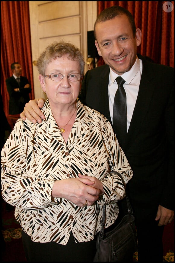 Dany Boon et sa mère Danièle - Dany Boon reçoit les insignes de Chevalier dans l'ordre de la légion d'honneur au palais de l'Elysée le 11 novembre 2009.
