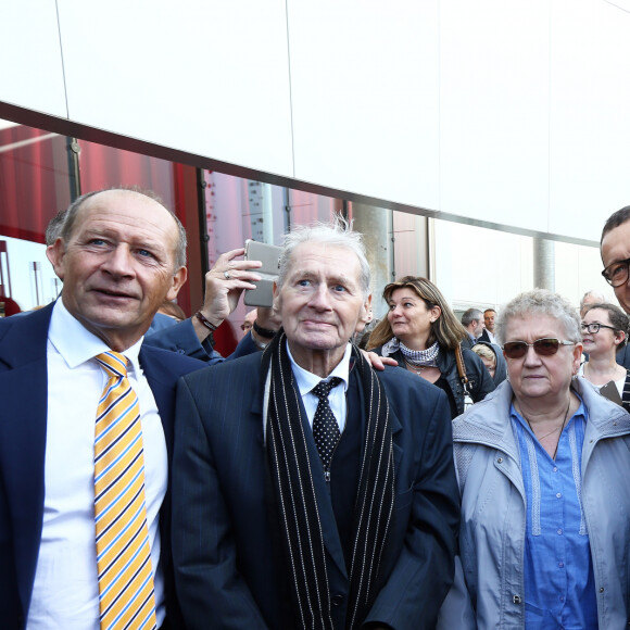 Dany Boon, sa mère Danièle Hamidou-Ducatel et le maire de Lesquin Dany Wattebled ( a gauche de l'image ) - Un an après l'ouverture, le centre culturel de Lesquin a été rebaptisé "Centre culturel Dany Boon", en présence du comédien à Lesquin près de Lille le 1er octobre 2016. 
